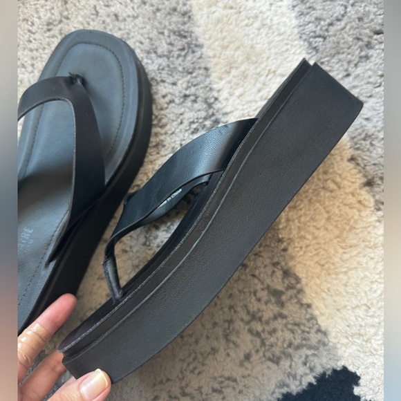 Cushionare black thong platform sandals. Memory foam/faux leather. Size 7.5 - Picture 3 of 4